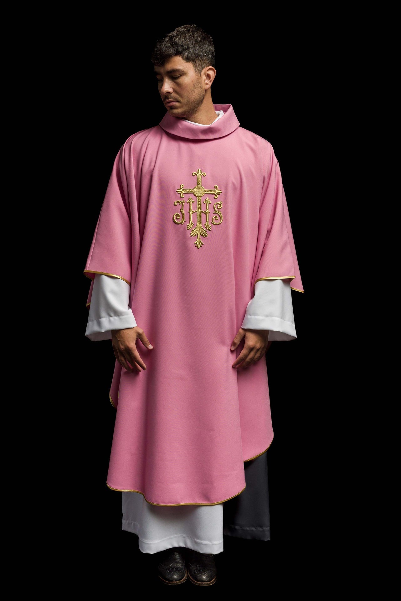 Ornat Różowy Liturgiczny Haftowany JHS - Elegancki Symbol Wiary - SZATYLITURGICZNE.PL