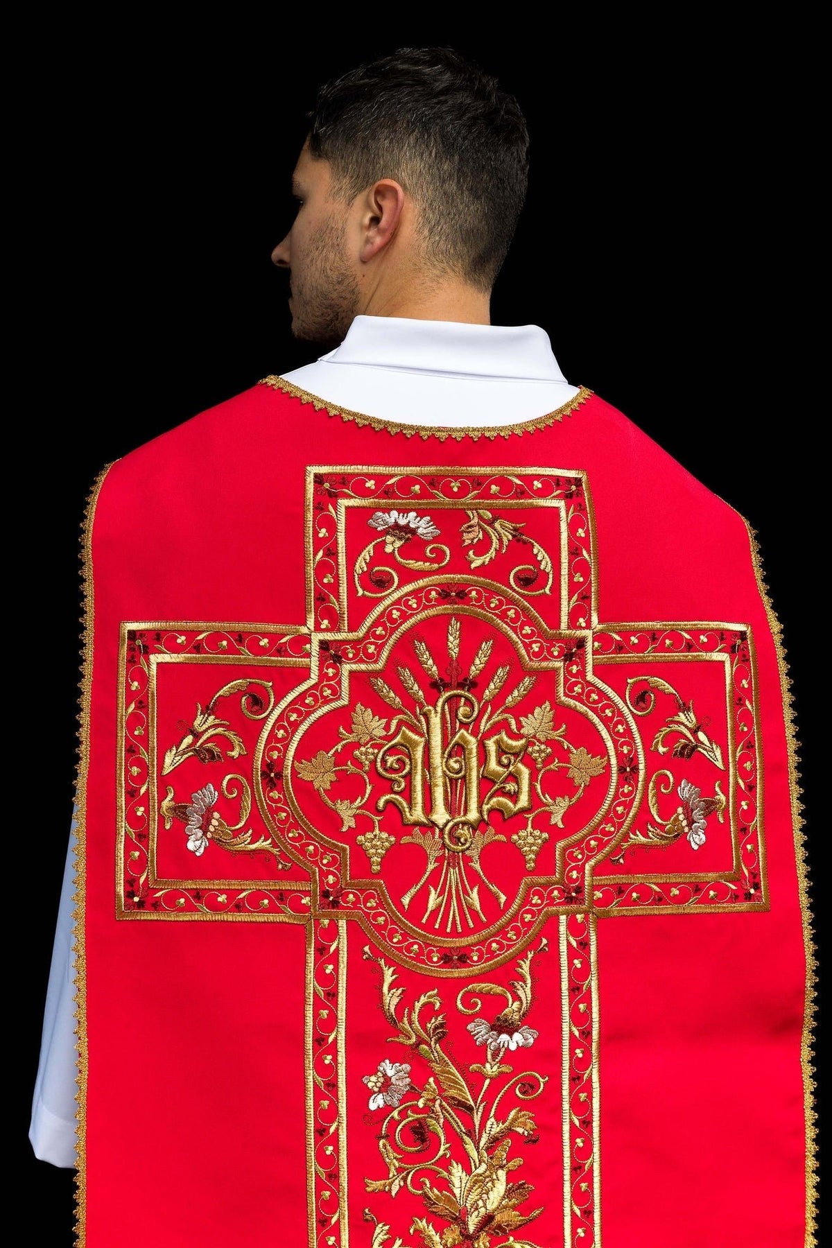 Ornat Rzymski Czerwony z Haftem IHS - Szaty Liturgiczne - SZATYLITURGICZNE.PL