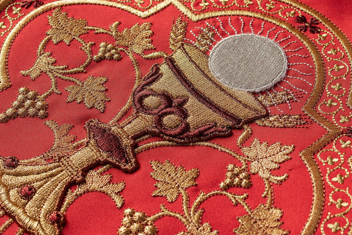Ornat Rzymski Czerwony z Haftem Serca Jezusa - Elegancki i Dostojny - SZATYLITURGICZNE.PL