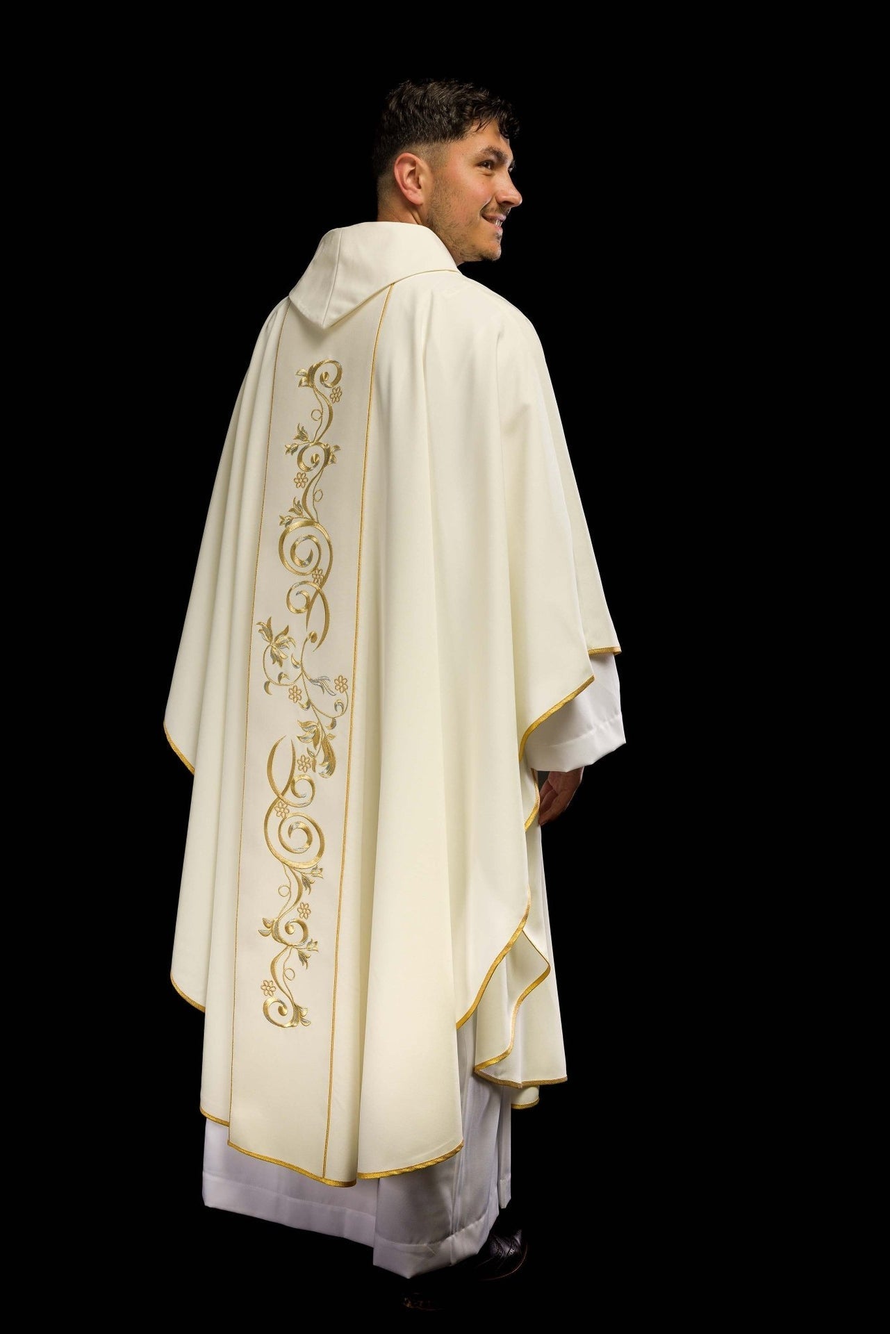 Ornat Ślubny Ecru z Haftowanymi Obrączkami - Elegancki i Dostojny - SZATYLITURGICZNE.PL