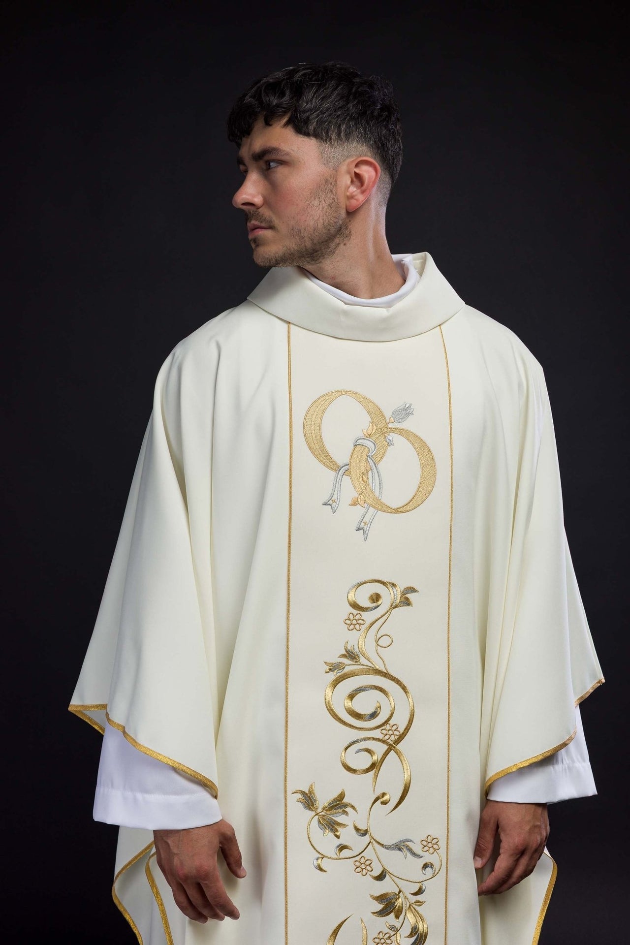 Ornat Ślubny Ecru z Haftowanymi Obrączkami - Elegancki i Dostojny - SZATYLITURGICZNE.PL