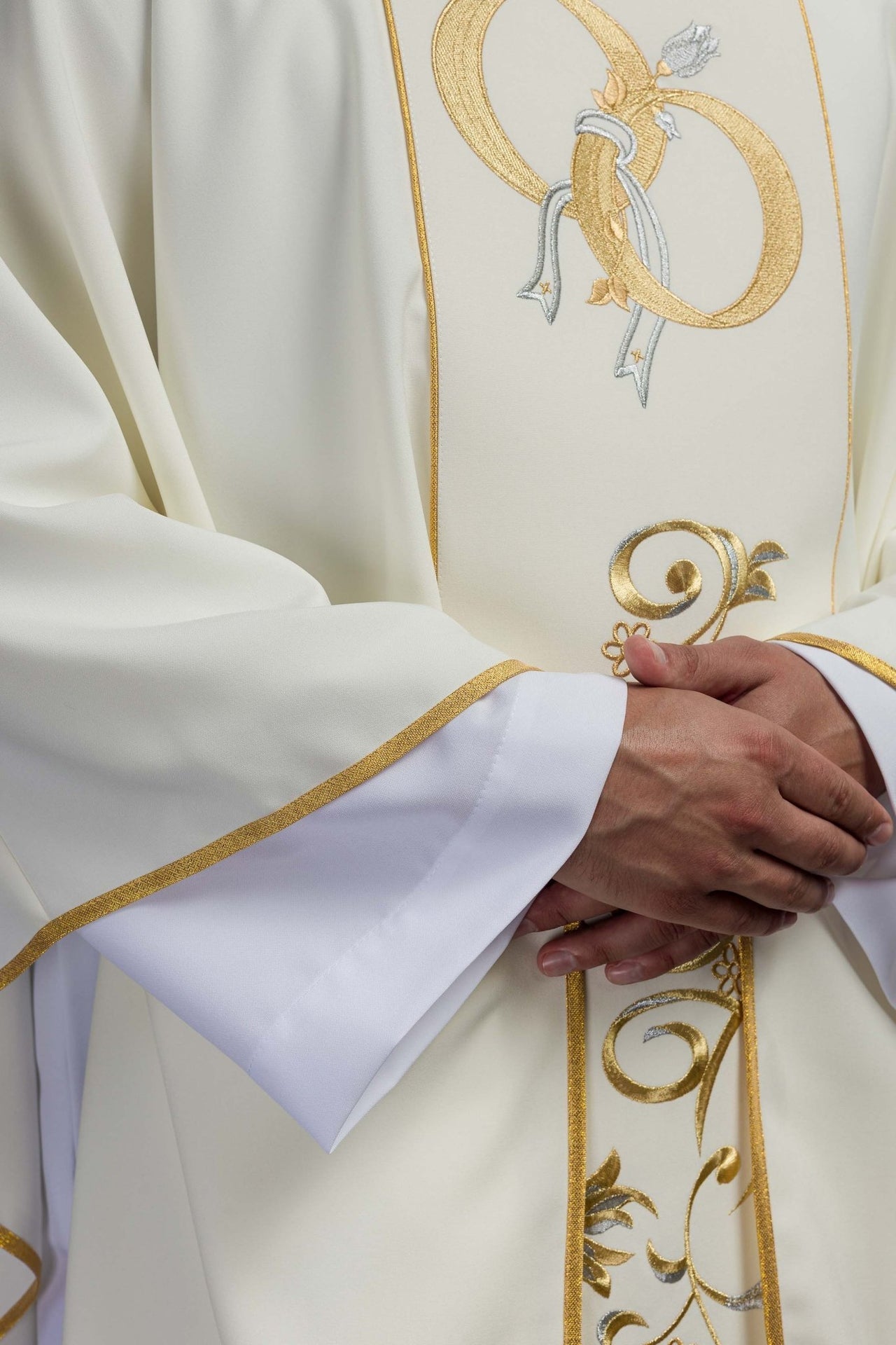 Ornat Ślubny Ecru z Haftowanymi Obrączkami - Elegancki i Dostojny - SZATYLITURGICZNE.PL