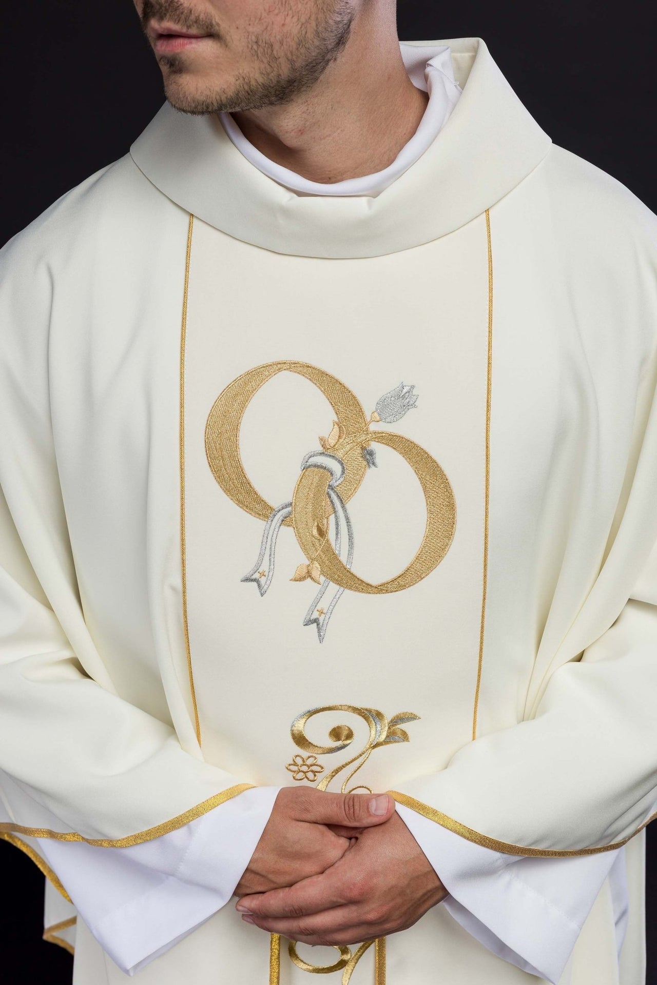 Ornat Ślubny Ecru z Haftowanymi Obrączkami - Elegancki i Dostojny - SZATYLITURGICZNE.PL