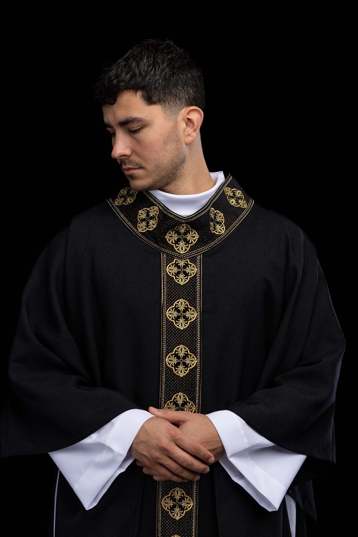 Ornat w kolorze czarnym z haftowanym pasem i kołnierzem w krzyże - SZATYLITURGICZNE.PL