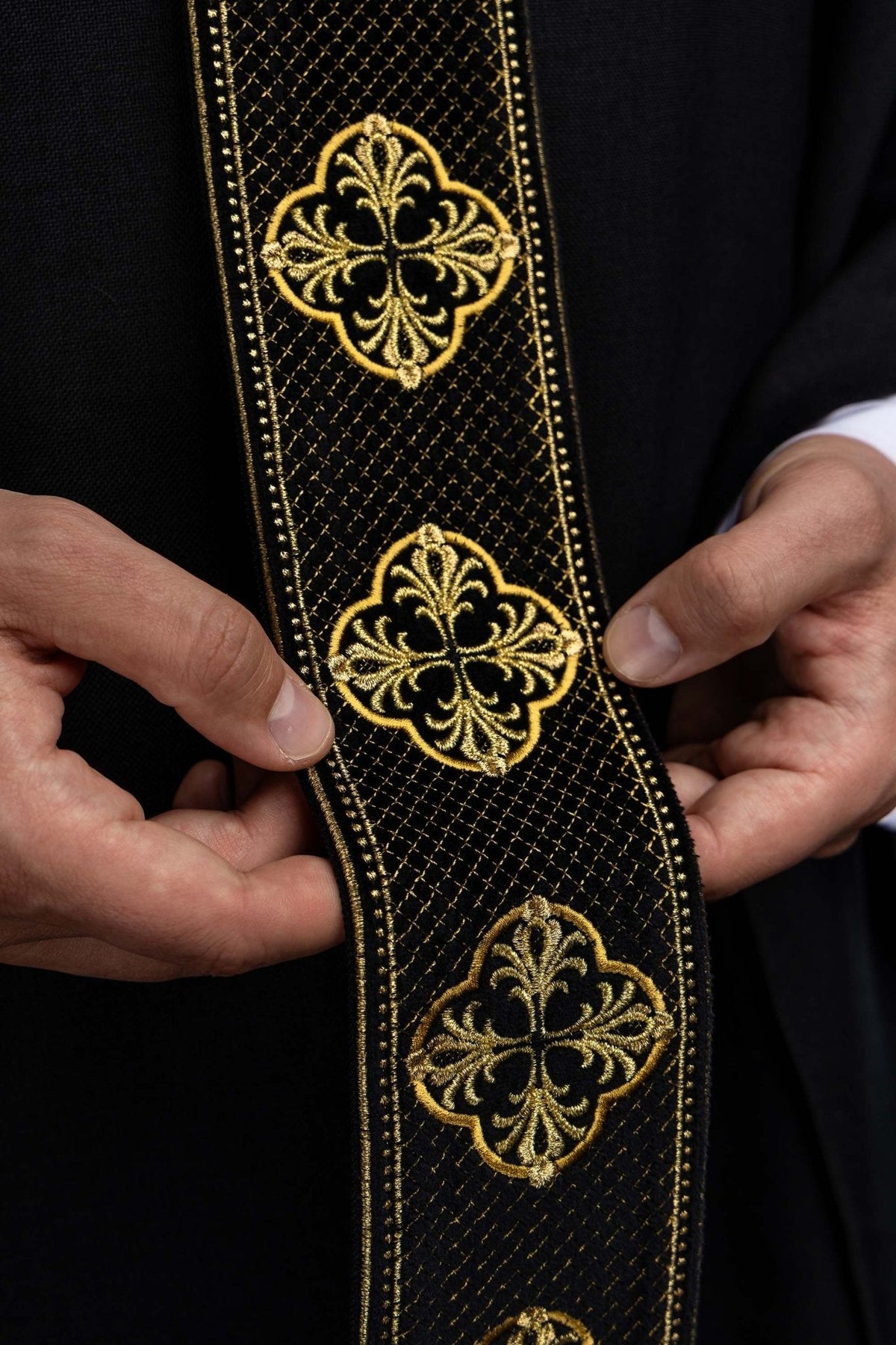 Ornat w kolorze czarnym z haftowanym pasem i kołnierzem w krzyże - SZATYLITURGICZNE.PL