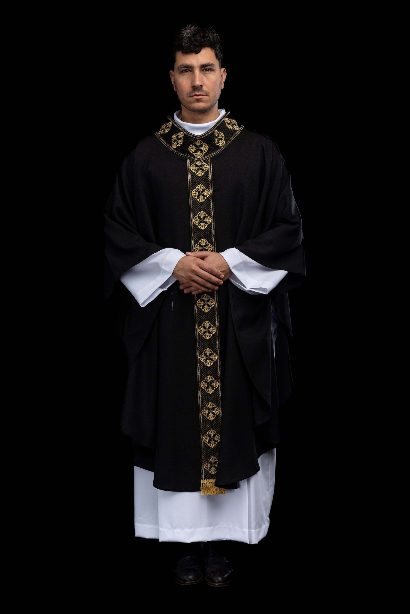 Ornat w kolorze czarnym z haftowanym pasem i kołnierzem w krzyże - SZATYLITURGICZNE.PL