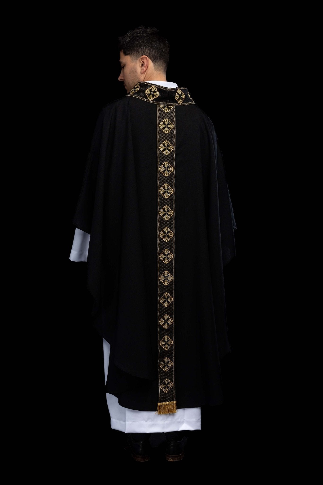 Ornat w kolorze czarnym z haftowanym pasem i kołnierzem w krzyże - SZATYLITURGICZNE.PL