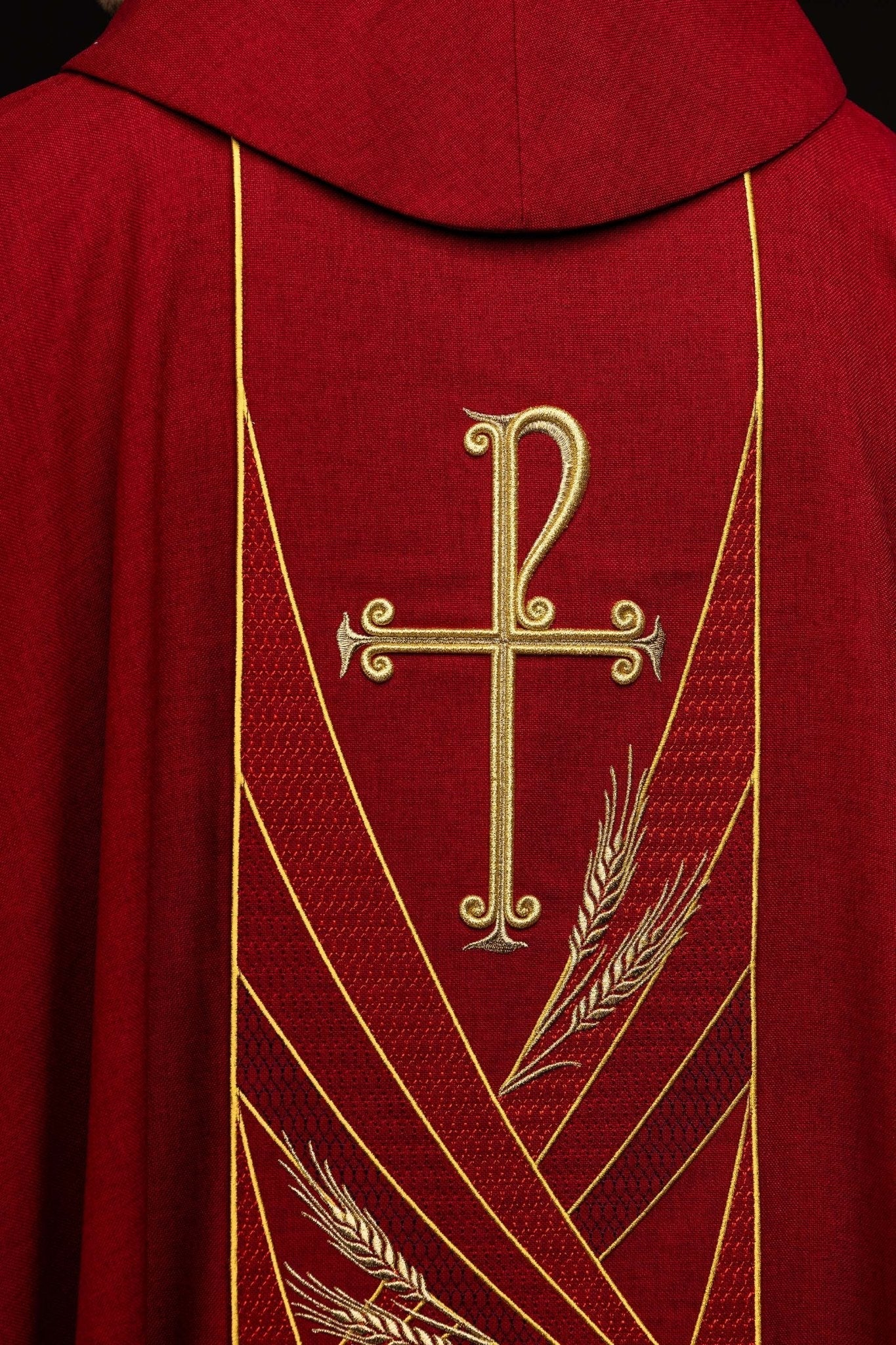 Ornat w kolorze czerwonym z haftowanym pasem Pax - SZATYLITURGICZNE.PL