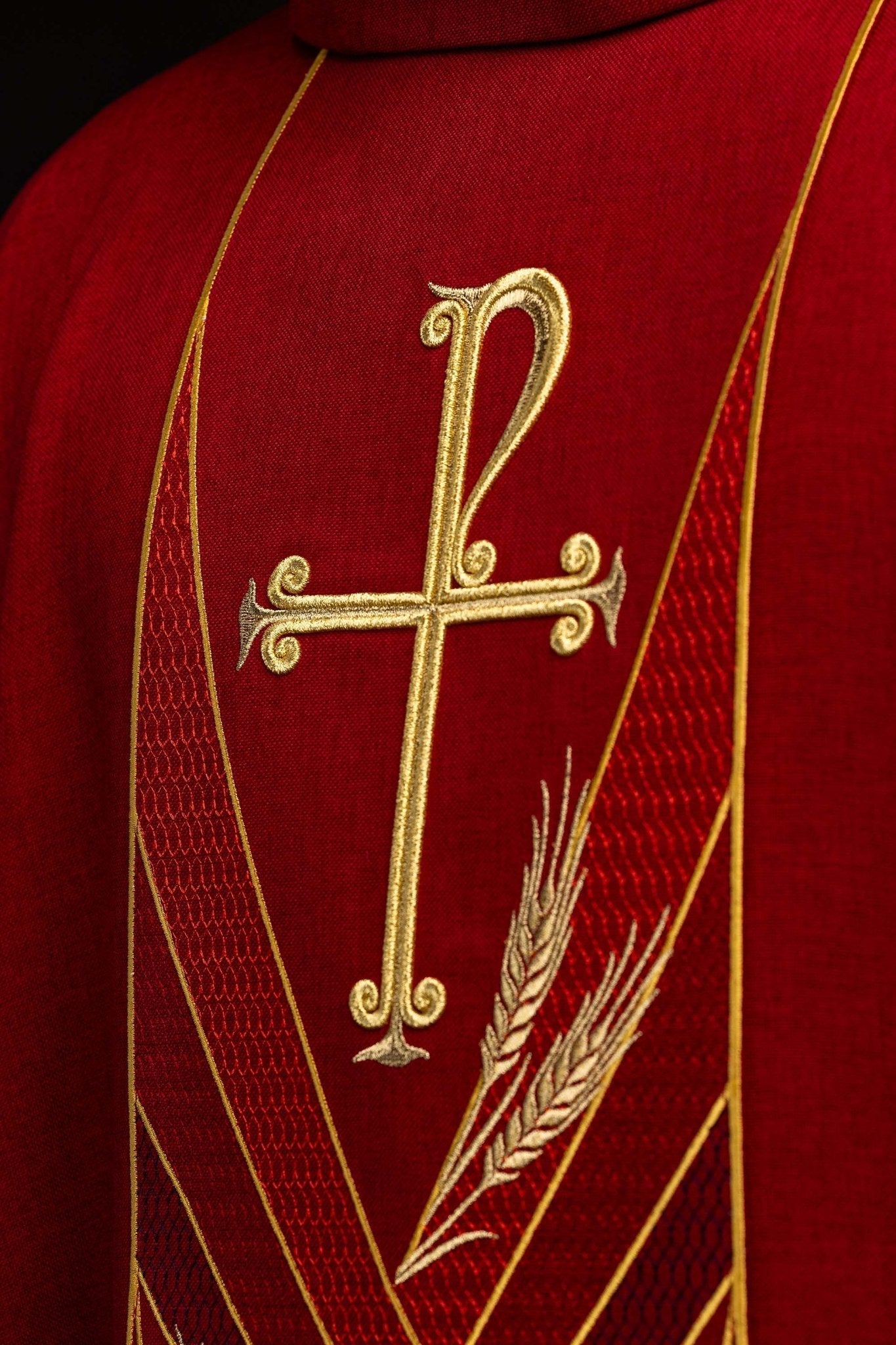 Ornat w kolorze czerwonym z haftowanym pasem Pax - SZATYLITURGICZNE.PL