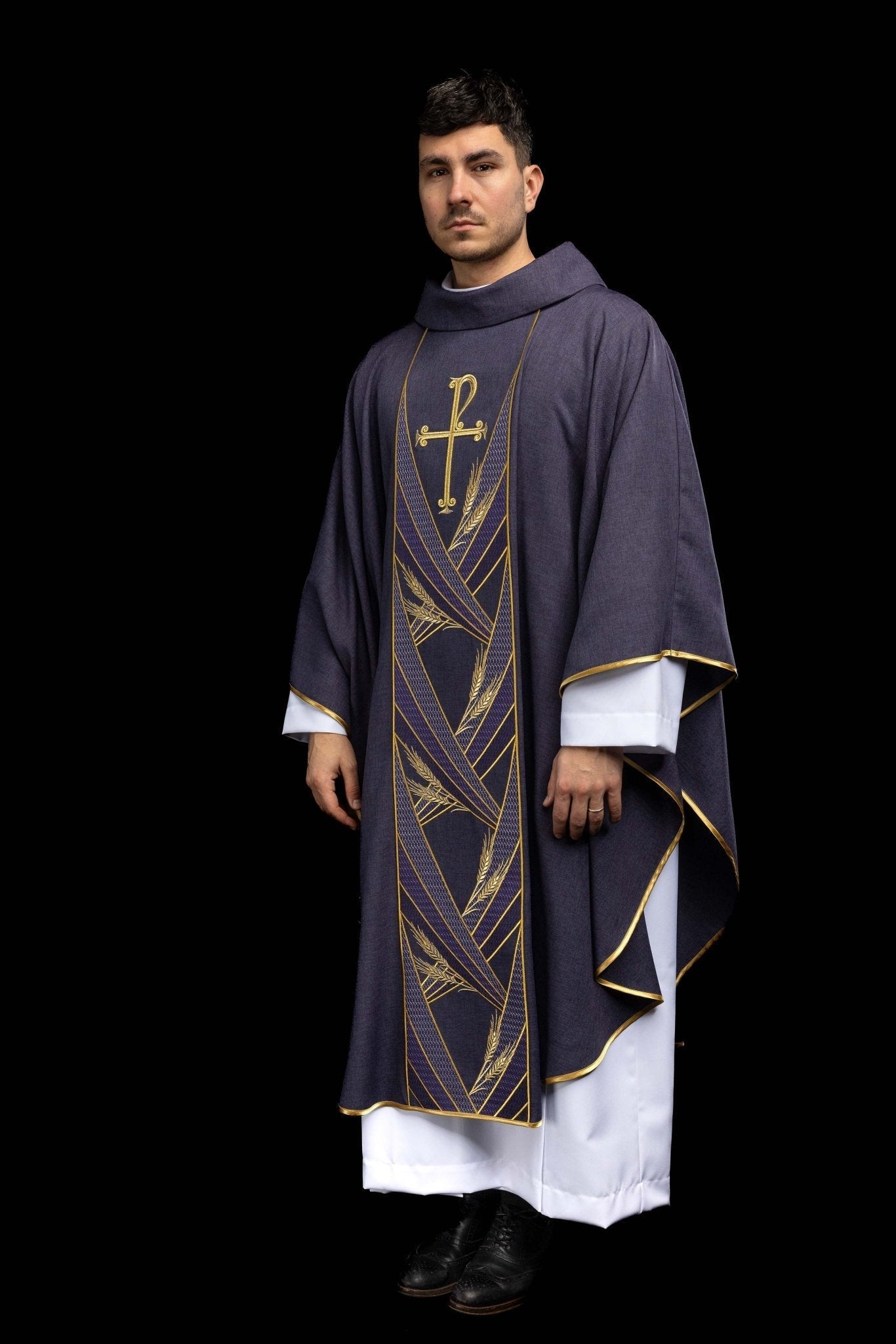 Ornat w kolorze fioletowym z haftowanym pasem Pax - SZATYLITURGICZNE.PL