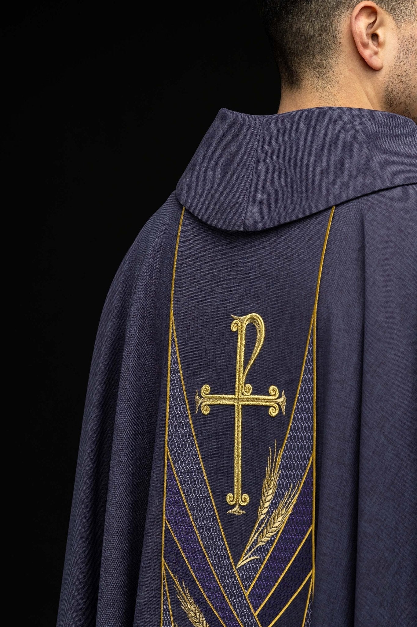 Ornat w kolorze fioletowym z haftowanym pasem Pax - SZATYLITURGICZNE.PL