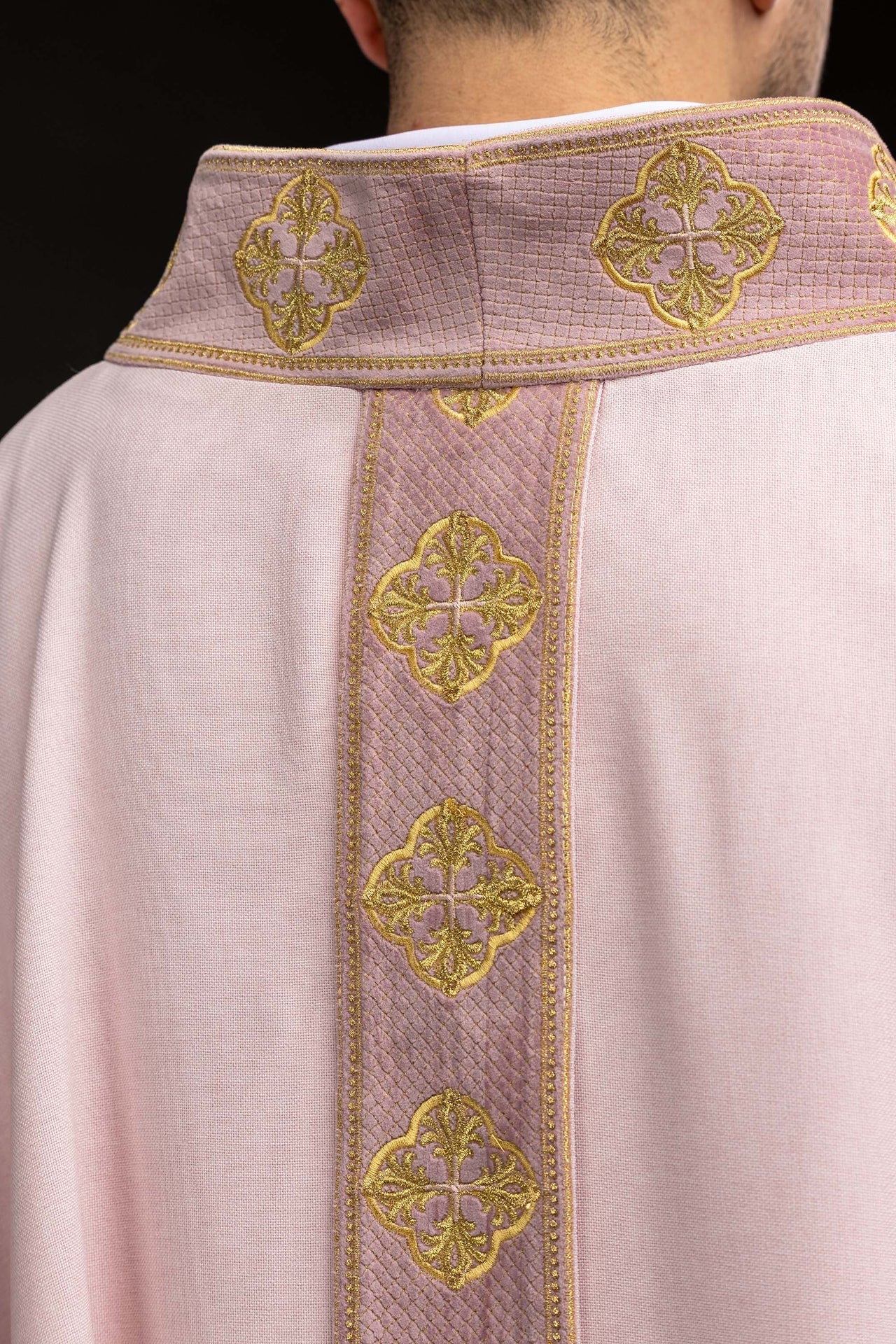 Ornat w kolorze różowy z haftowanym pasem i kołnierzem w krzyże - SZATYLITURGICZNE.PL