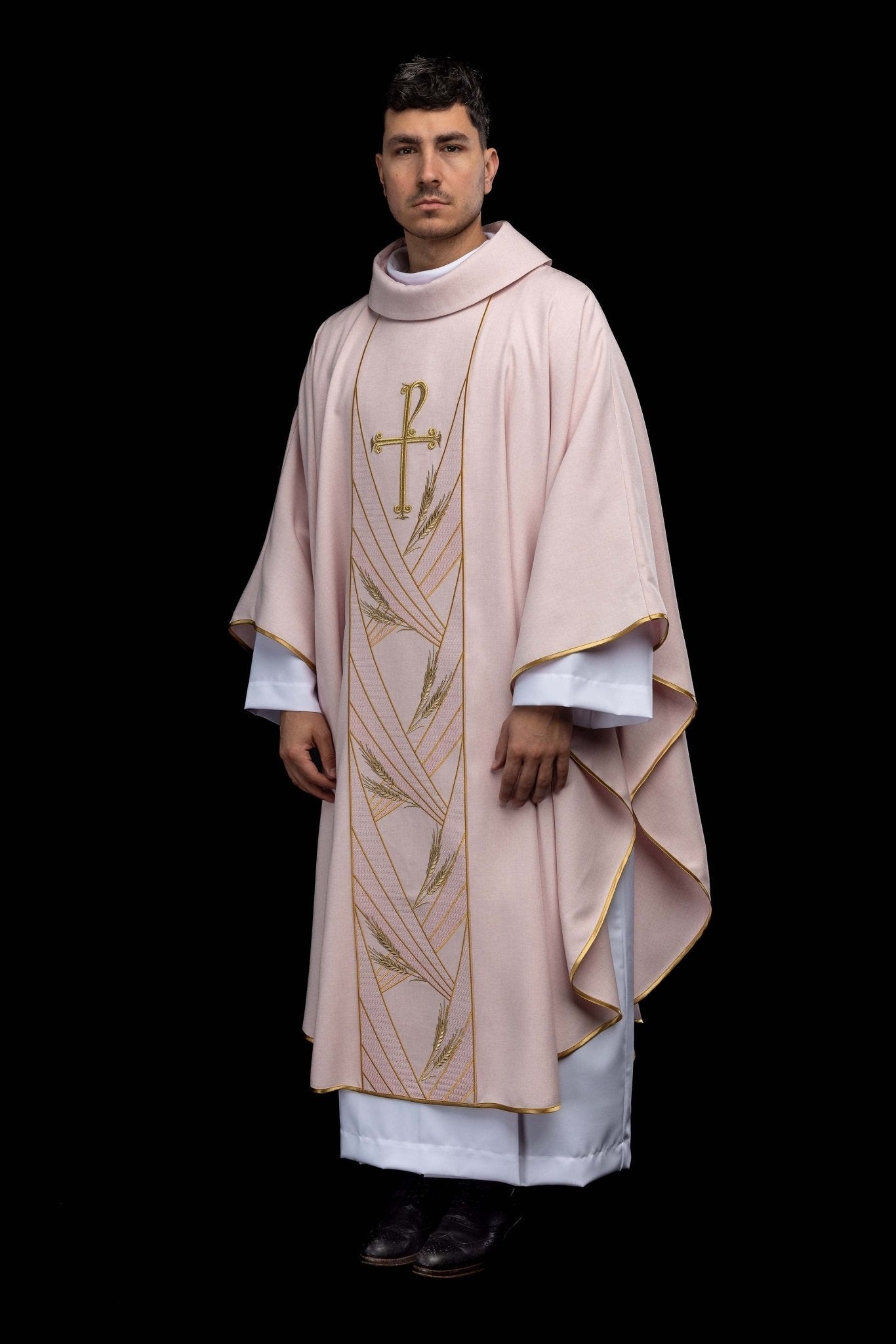 Ornat w kolorze różowym z haftowanym pasem Pax - SZATYLITURGICZNE.PL