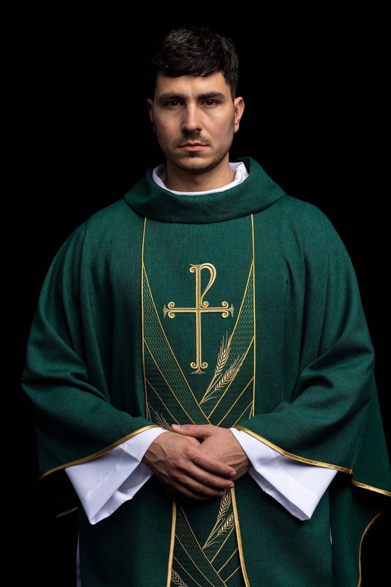 Ornat w kolorze zielonym z haftowanym pasem Pax - SZATYLITURGICZNE.PL