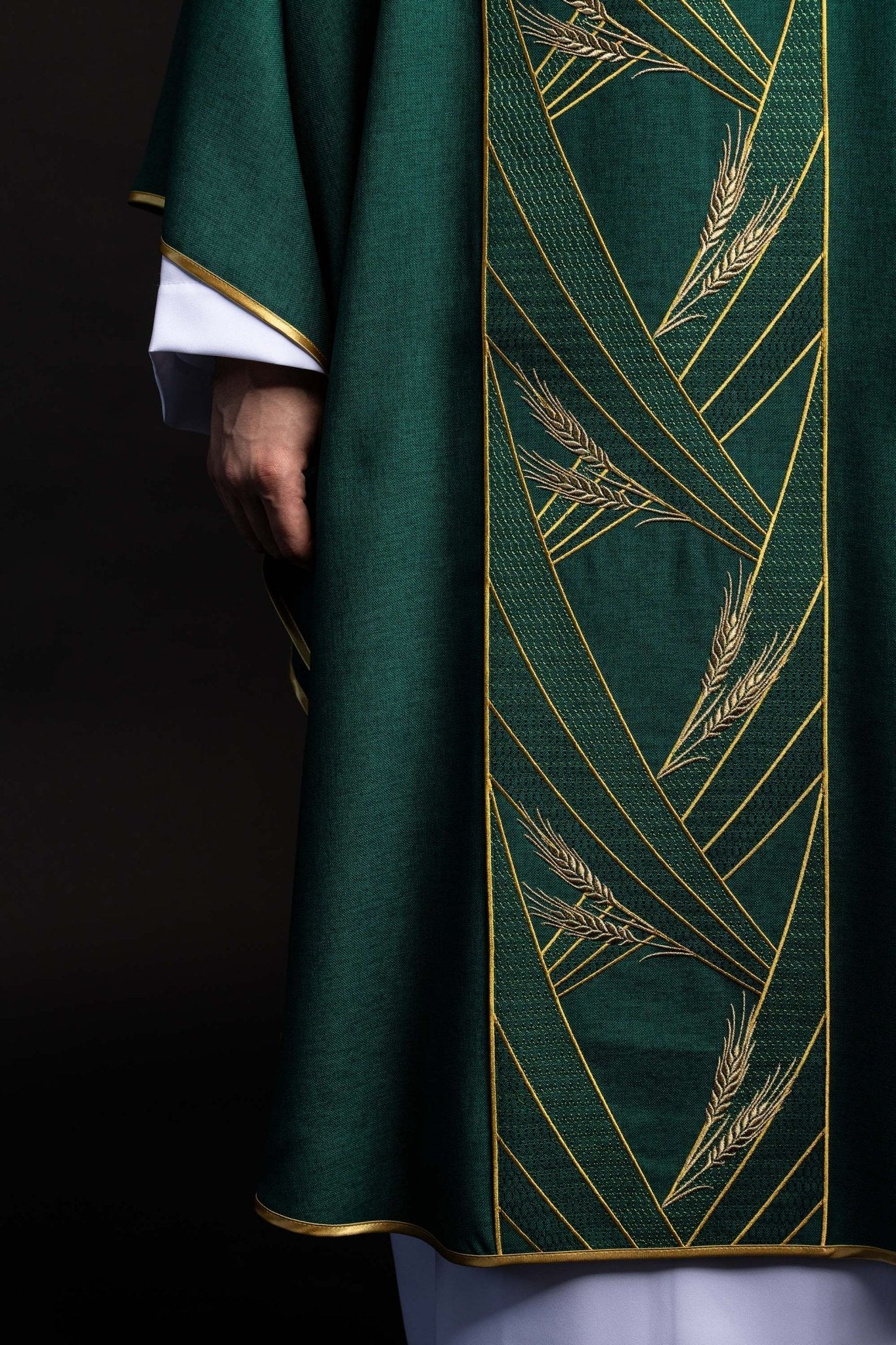 Ornat w kolorze zielonym z haftowanym pasem Pax - SZATYLITURGICZNE.PL