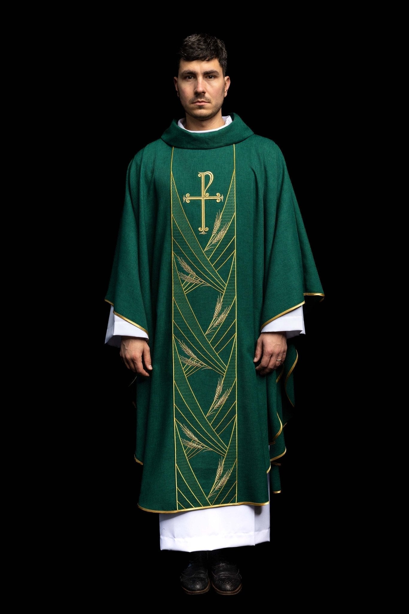Ornat w kolorze zielonym z haftowanym pasem Pax - SZATYLITURGICZNE.PL