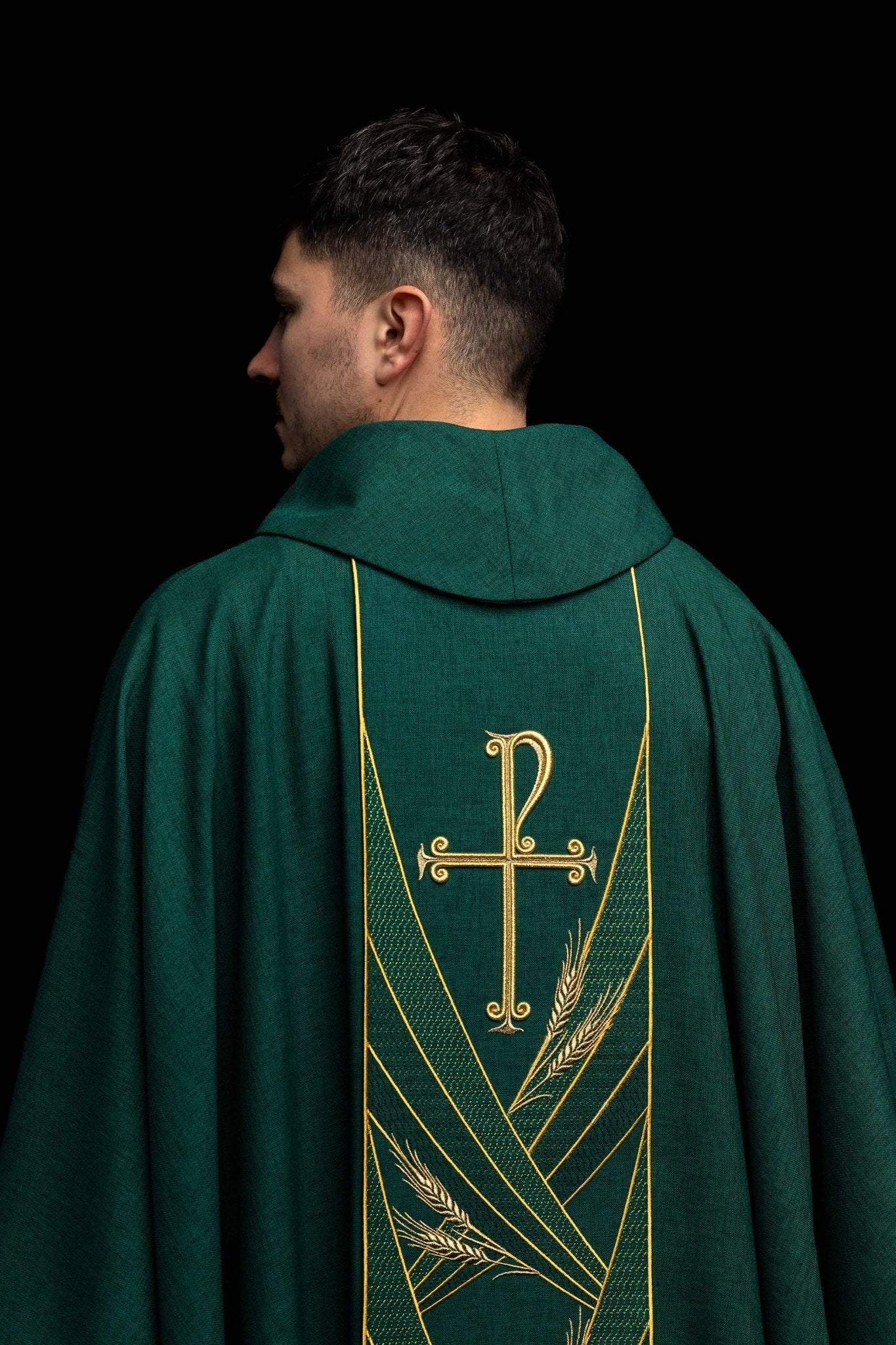 Ornat w kolorze zielonym z haftowanym pasem Pax - SZATYLITURGICZNE.PL