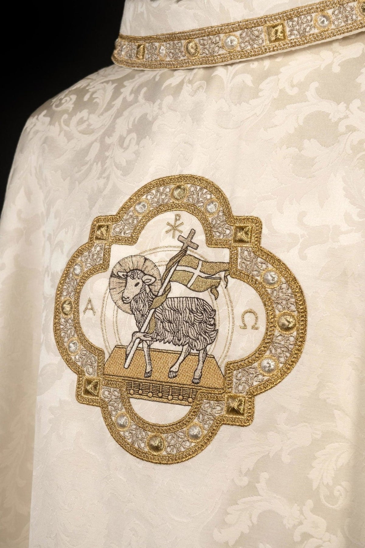 Ornat Wielkanocny Ecru z Haftem Baranka Bożego - Polska Produkcja - SZATYLITURGICZNE.PL