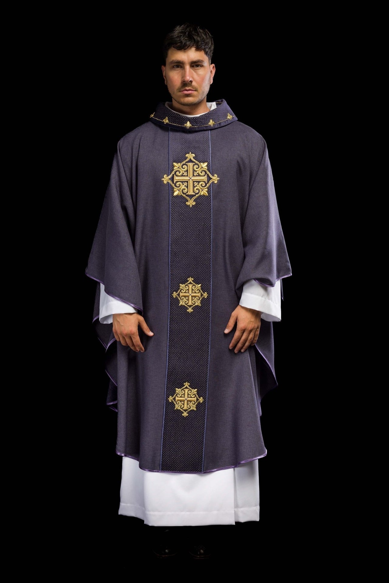 Ornat z aksamitnym fioletowym pasem i haftem krzyży