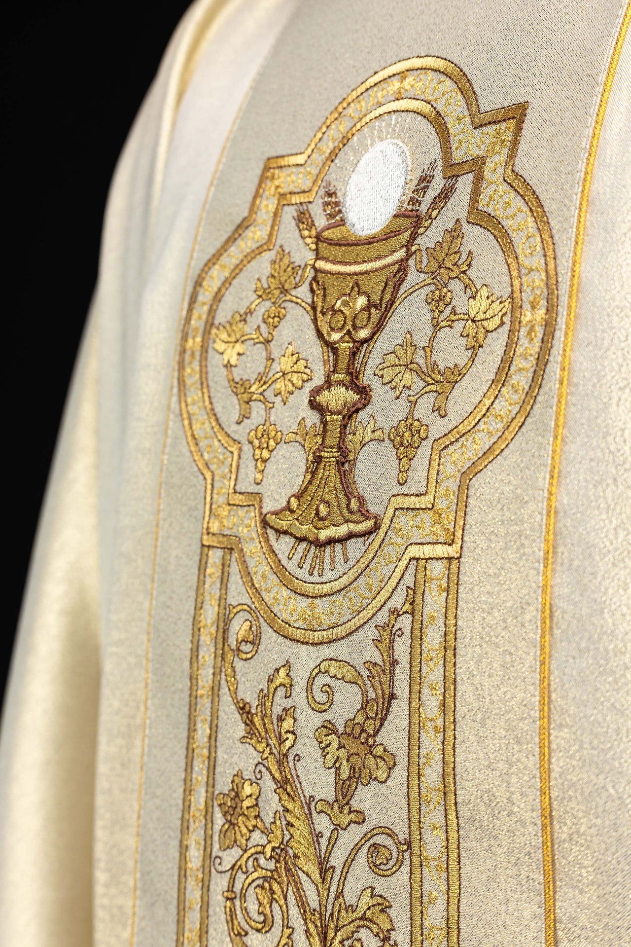 Ornat z haftem kielicha eucharystycznego w kolorze złotym - SZATYLITURGICZNE.PL
