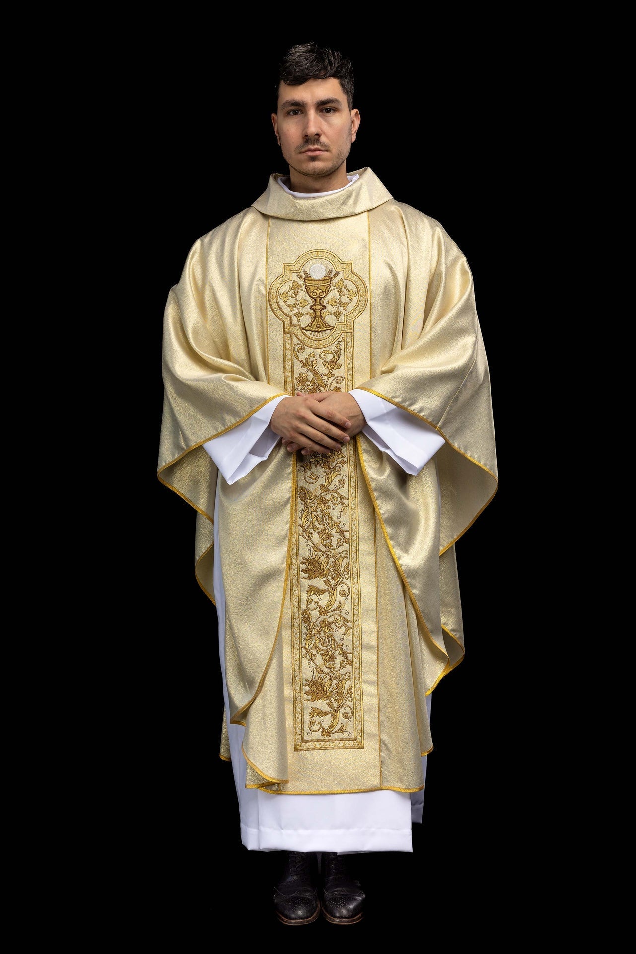 Ornat z haftem kielicha eucharystycznego w kolorze złotym - SZATYLITURGICZNE.PL