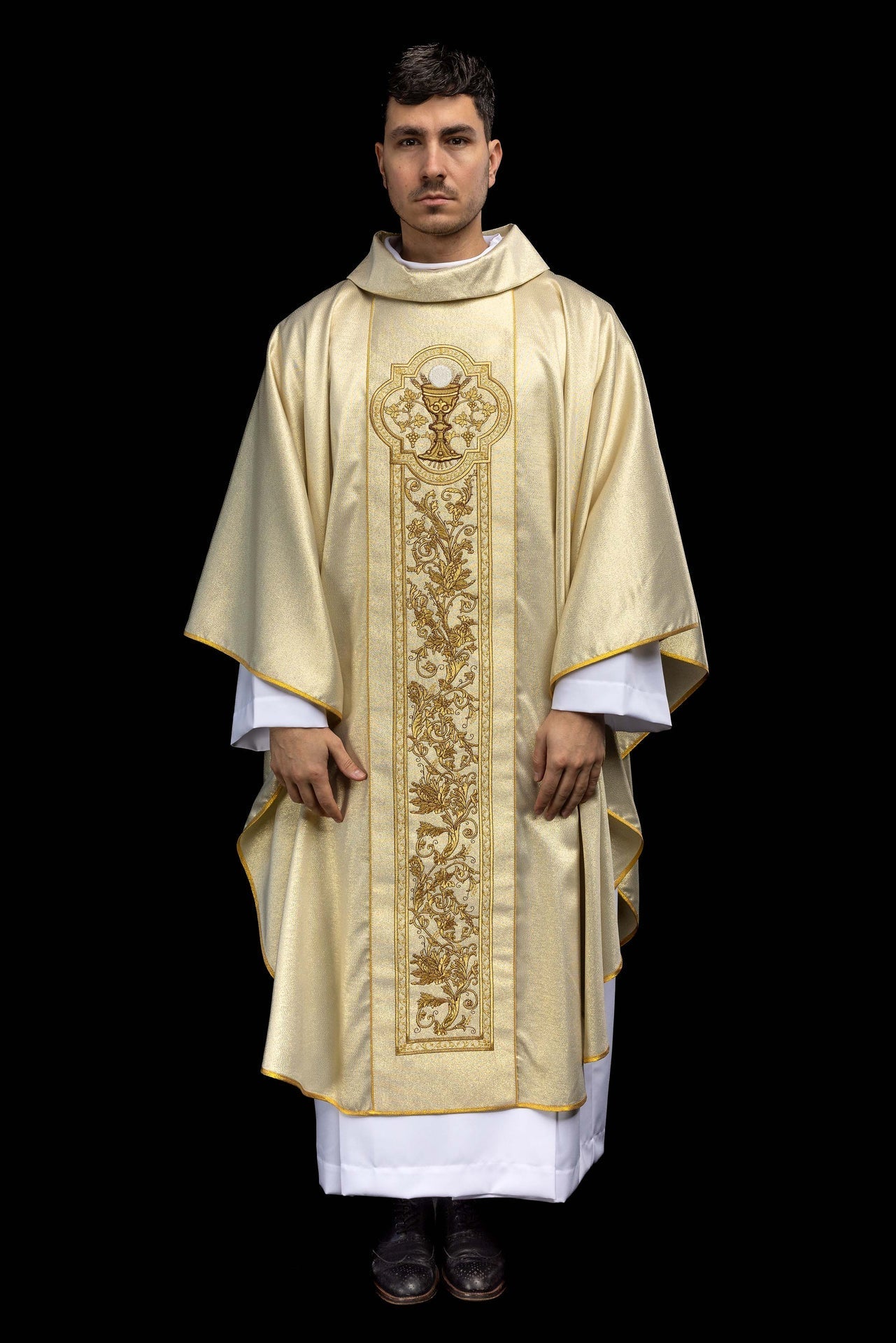 Ornat z haftem kielicha eucharystycznego w kolorze złotym - SZATYLITURGICZNE.PL