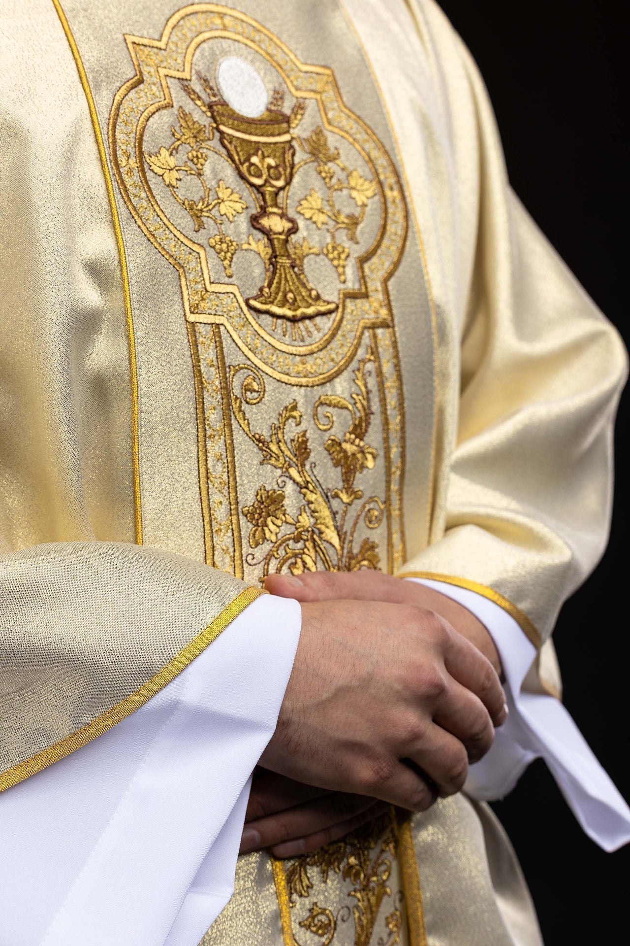Ornat z haftem kielicha eucharystycznego w kolorze złotym - SZATYLITURGICZNE.PL