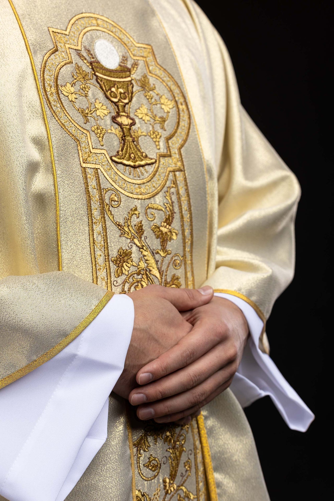 Ornat z haftem kielicha eucharystycznego w kolorze złotym - SZATYLITURGICZNE.PL