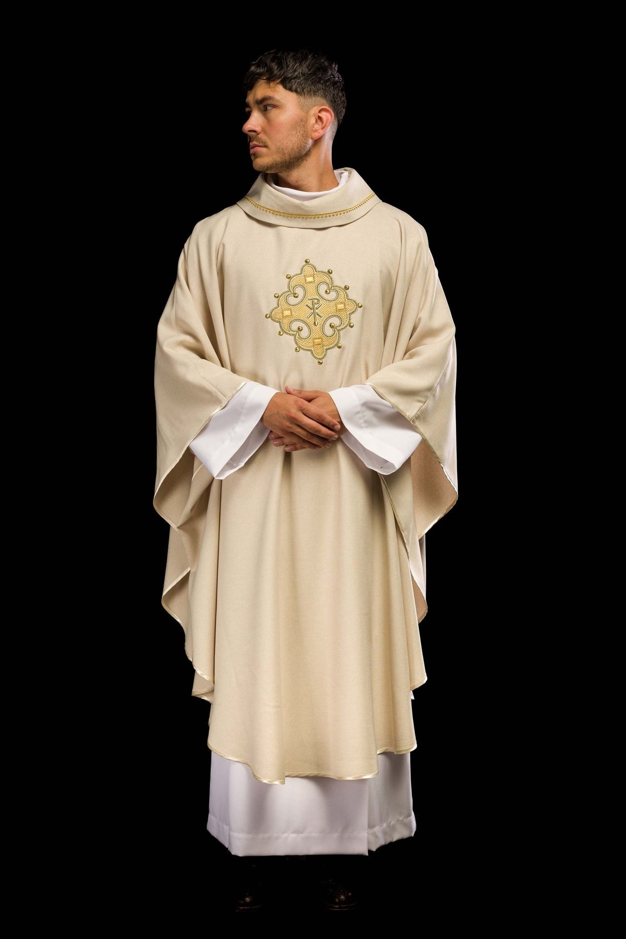 Ornat z haftowanym krzyżem i złotą lamówką na kołnierzu w kolorze ecru