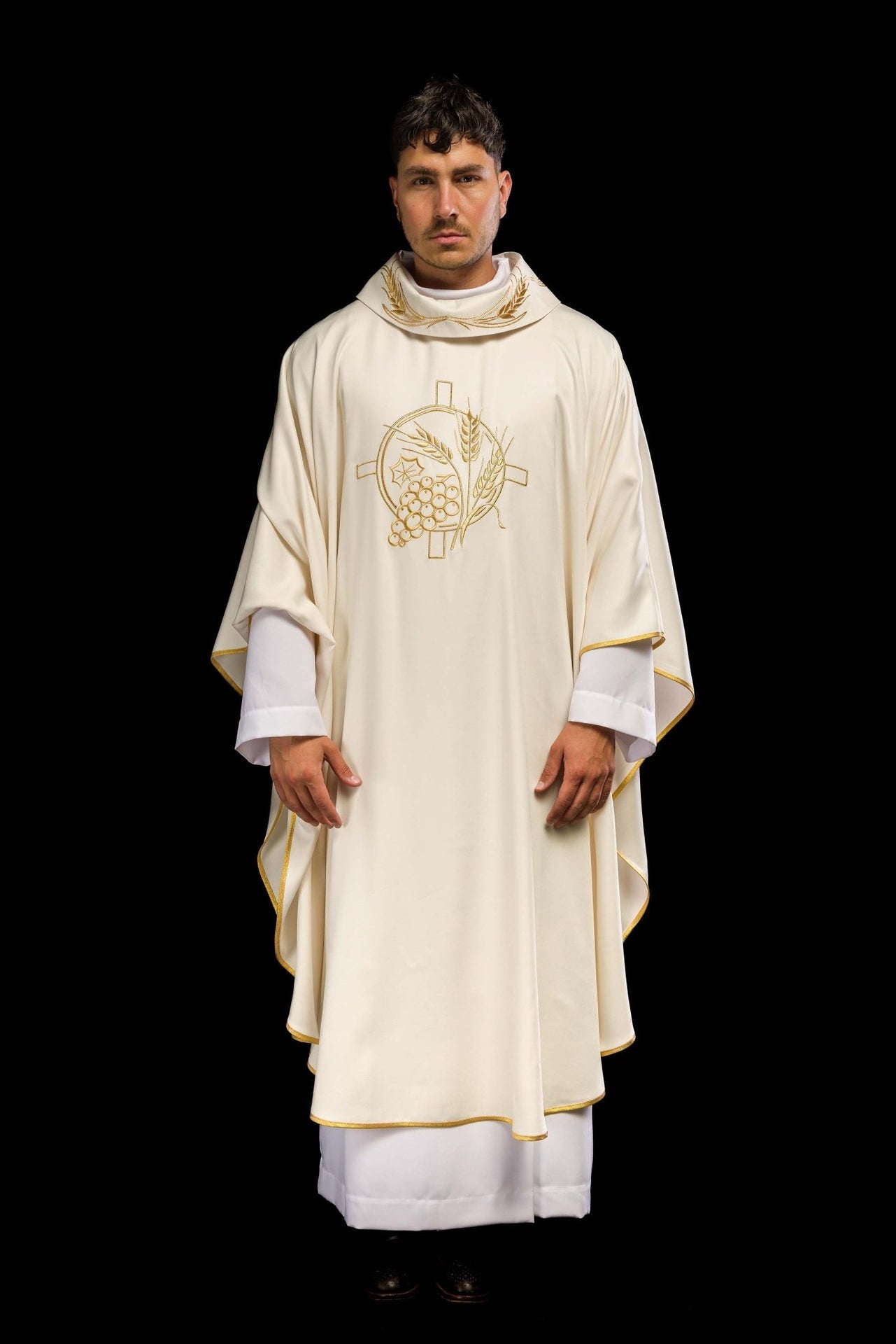 Ornat z haftowanym krzyżem oraz motywami kłosów w kolorze ecru