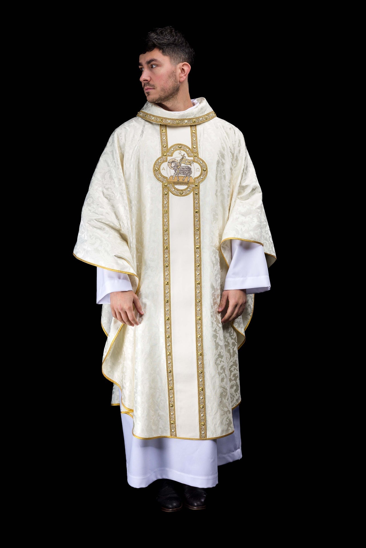 Ornat z pasem i haftem baranka wielkanocnego na tkaninie żakardowej - SZATYLITURGICZNE.PL