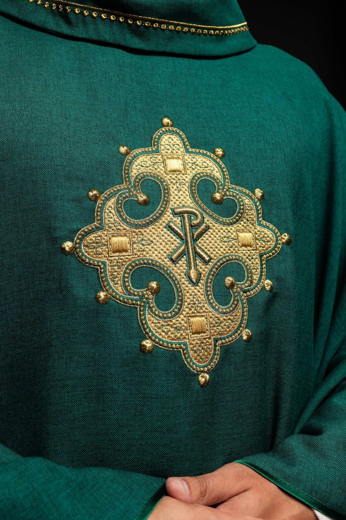 Ornat Zielony Haftowany Krzyż ze Złotą Lamówką - Polska Produkcja - SZATYLITURGICZNE.PL
