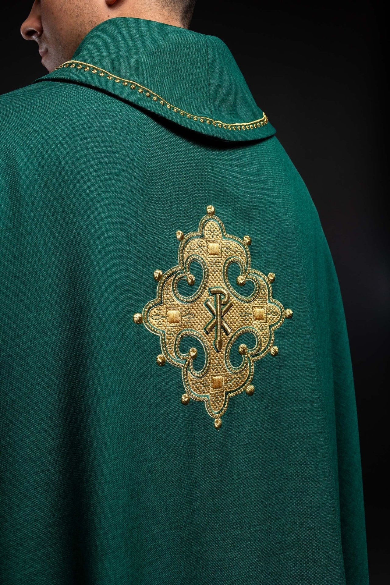 Ornat Zielony Haftowany Krzyż ze Złotą Lamówką - Polska Produkcja - SZATYLITURGICZNE.PL