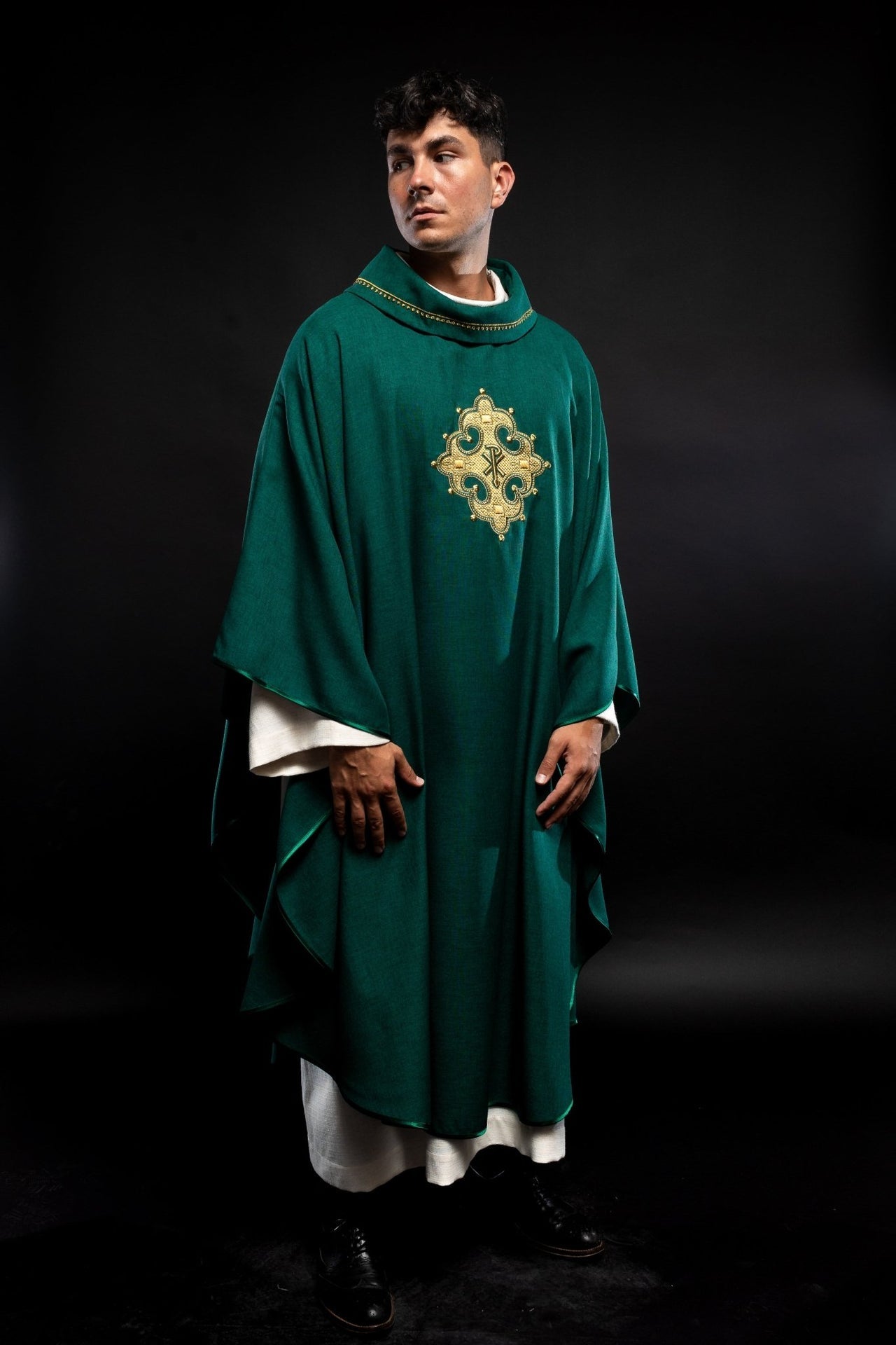 Ornat Zielony Haftowany Krzyż ze Złotą Lamówką - Polska Produkcja - SZATYLITURGICZNE.PL