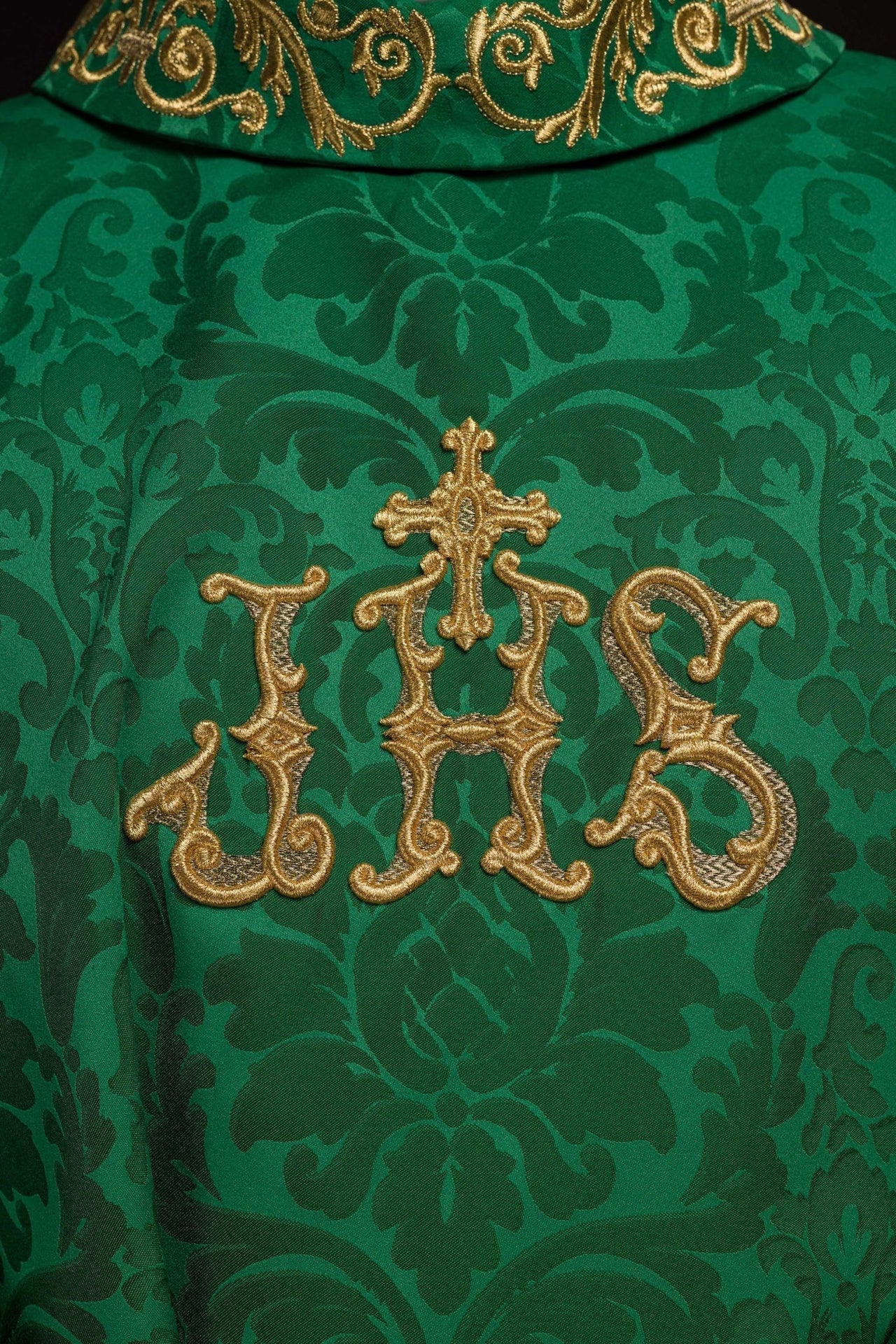 Ornat Zielony Liturgiczny IHS Złoty Haft - Polska Produkcja - SZATYLITURGICZNE.PL