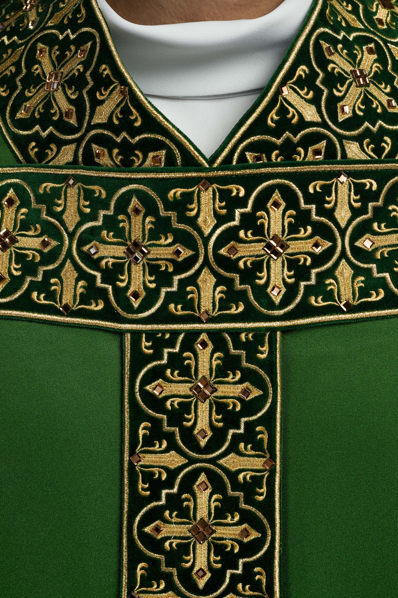 Ornat Zielony Liturgiczny z Haftowanym Pasem i Kamieniami Szlachetnymi - SZATYLITURGICZNE.PL