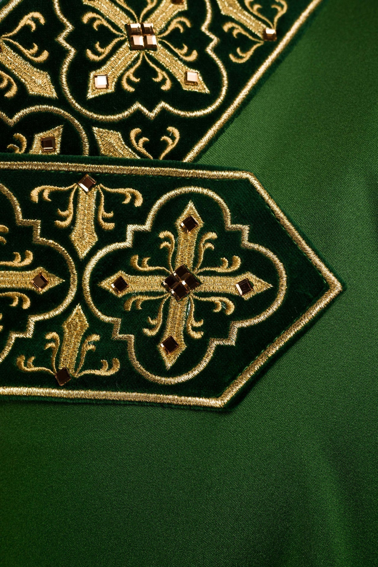 Ornat Zielony Liturgiczny z Haftowanym Pasem i Kamieniami Szlachetnymi - SZATYLITURGICZNE.PL