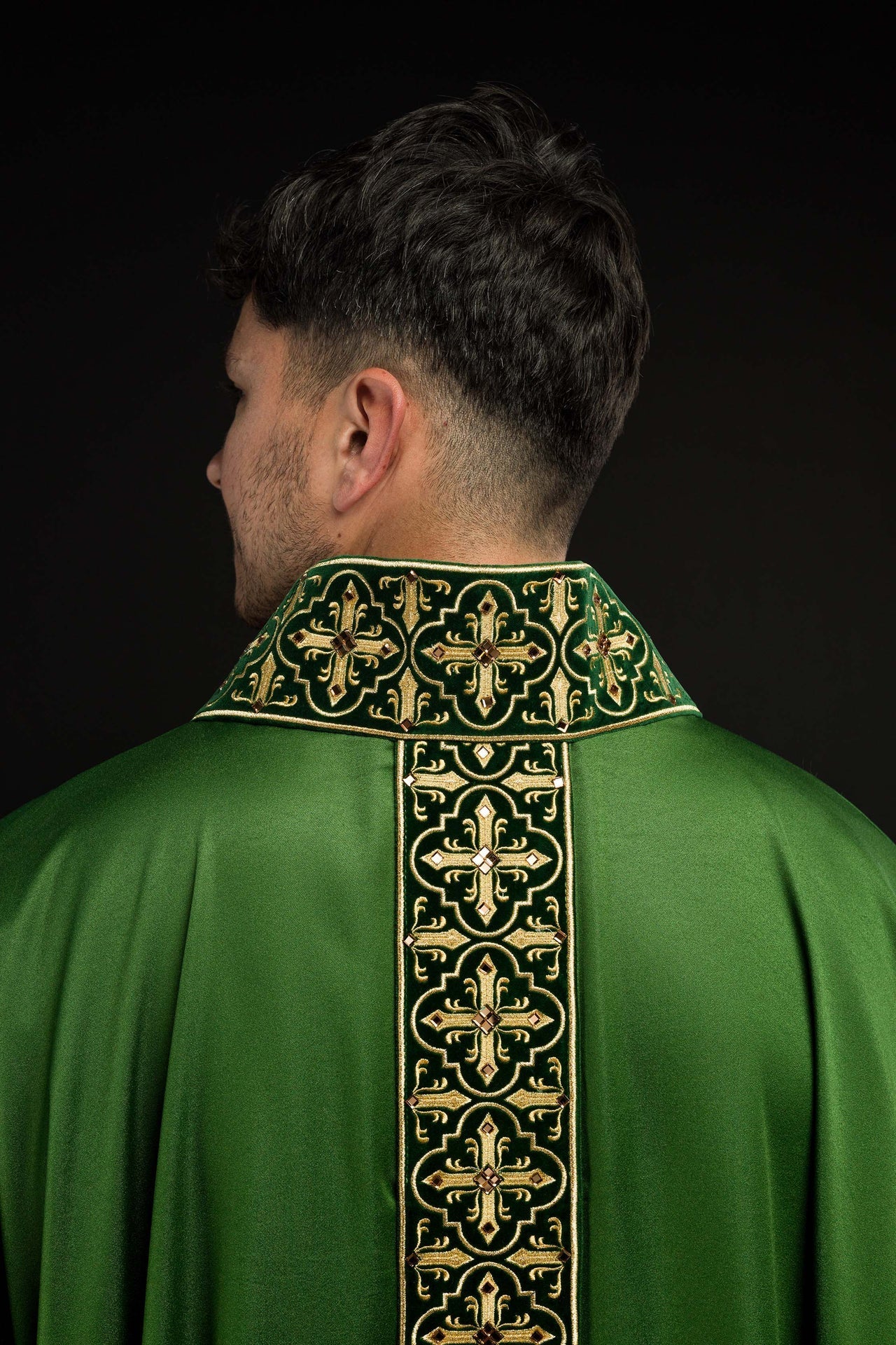 Ornat Zielony Liturgiczny z Haftowanym Pasem i Kamieniami Szlachetnymi - SZATYLITURGICZNE.PL