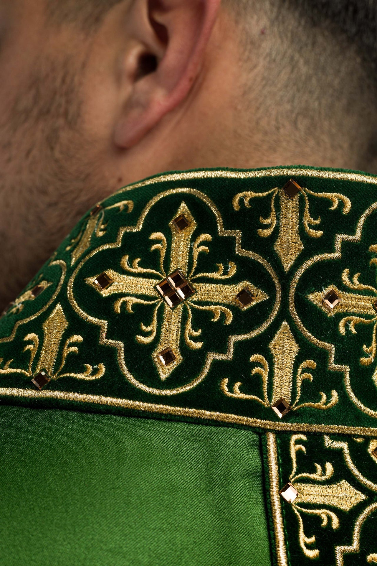 Ornat Zielony Liturgiczny z Haftowanym Pasem i Kamieniami Szlachetnymi - SZATYLITURGICZNE.PL