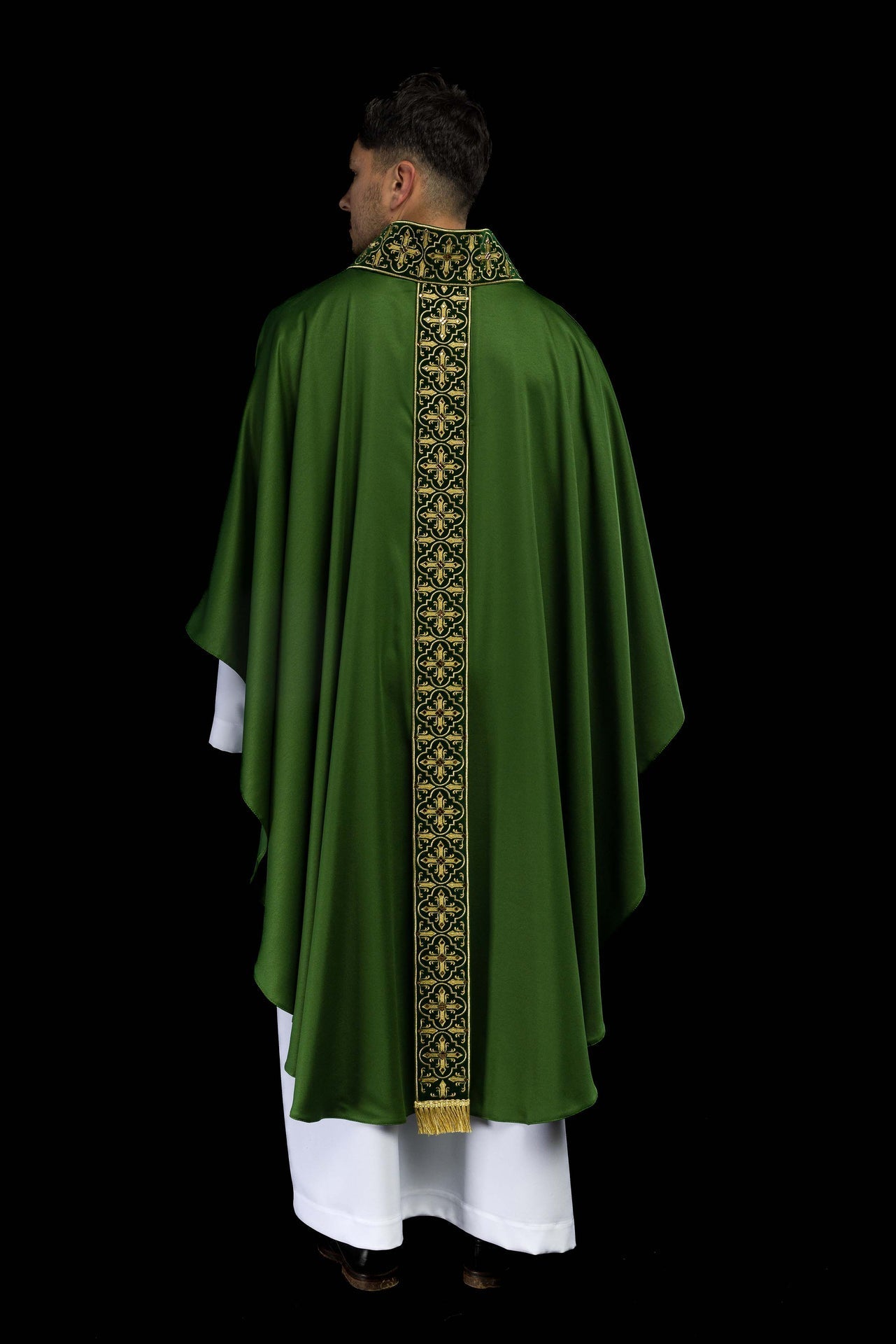 Ornat Zielony Liturgiczny z Haftowanym Pasem i Kamieniami Szlachetnymi - SZATYLITURGICZNE.PL