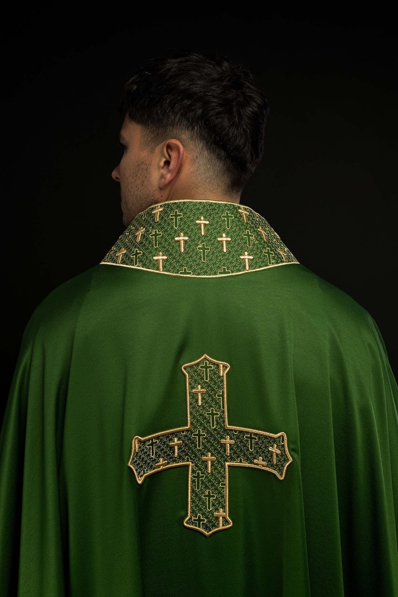 Ornat Zielony z Haftowanym Krzyżem i Stułą - Elegancki Strój Liturgiczny - SZATYLITURGICZNE.PL
