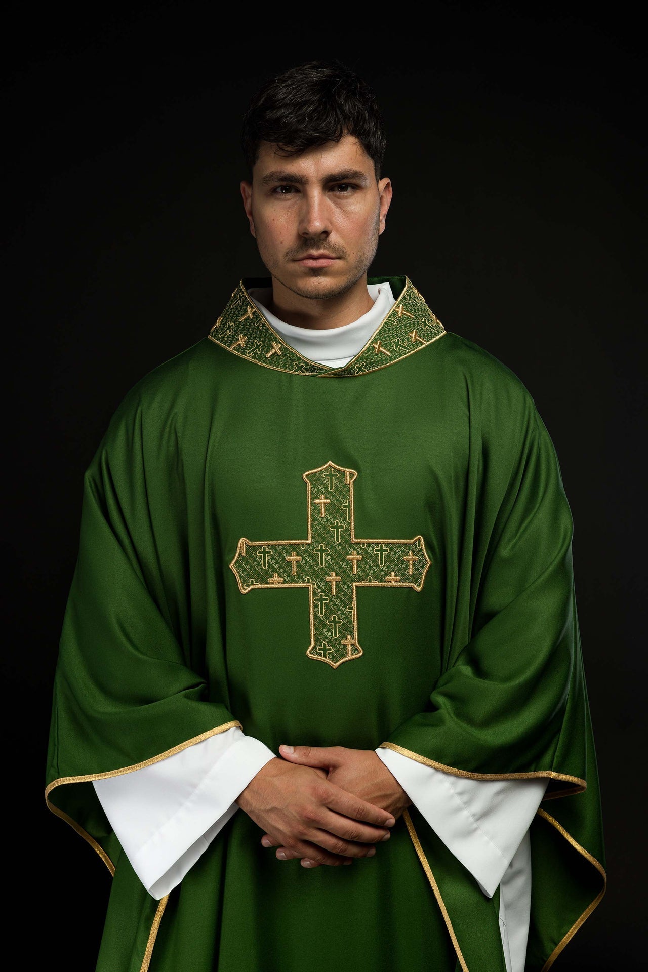 Ornat Zielony z Haftowanym Krzyżem i Stułą - Elegancki Strój Liturgiczny - SZATYLITURGICZNE.PL