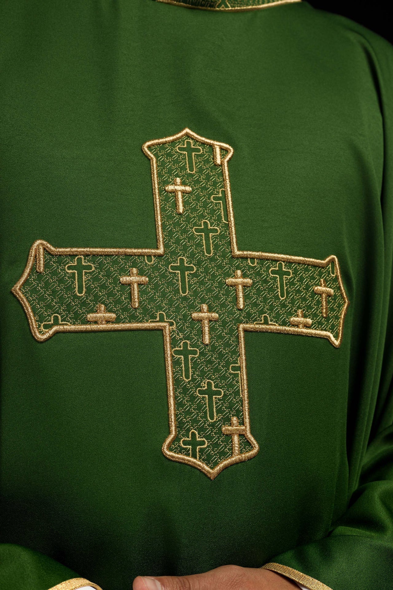 Ornat Zielony z Haftowanym Krzyżem i Stułą - Elegancki Strój Liturgiczny - SZATYLITURGICZNE.PL