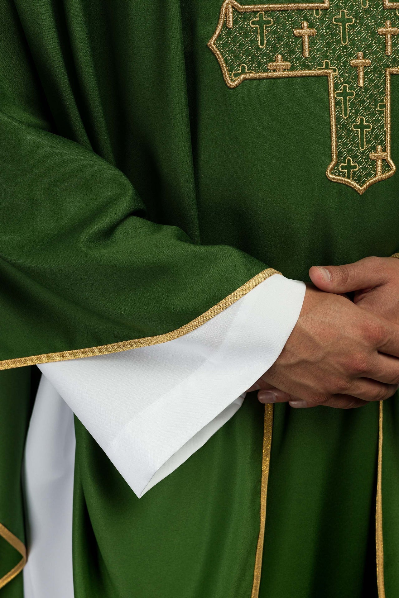 Ornat Zielony z Haftowanym Krzyżem i Stułą - Elegancki Strój Liturgiczny - SZATYLITURGICZNE.PL