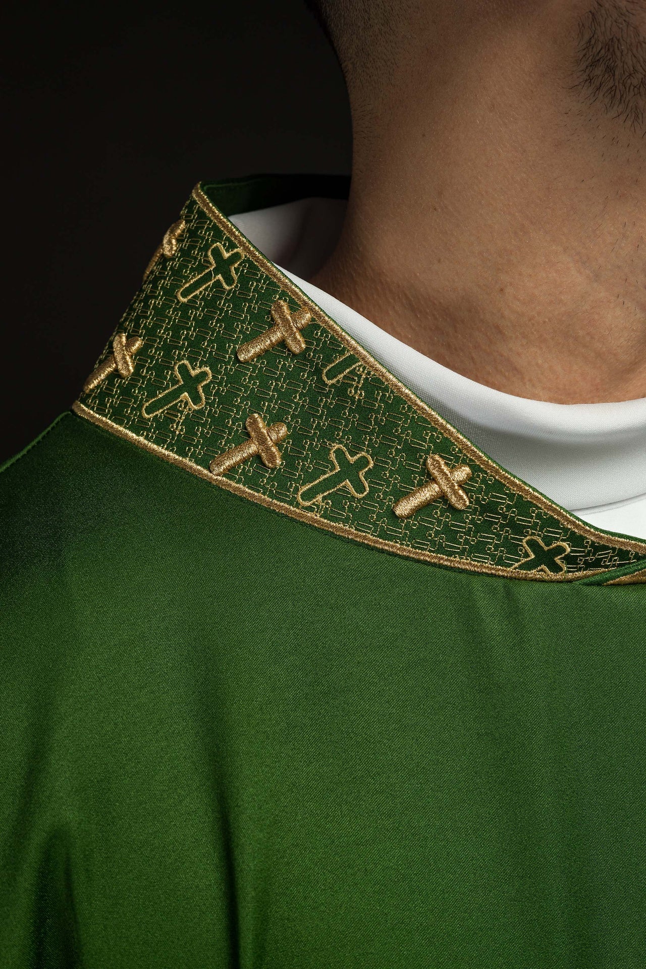 Ornat Zielony z Haftowanym Krzyżem i Stułą - Elegancki Strój Liturgiczny - SZATYLITURGICZNE.PL