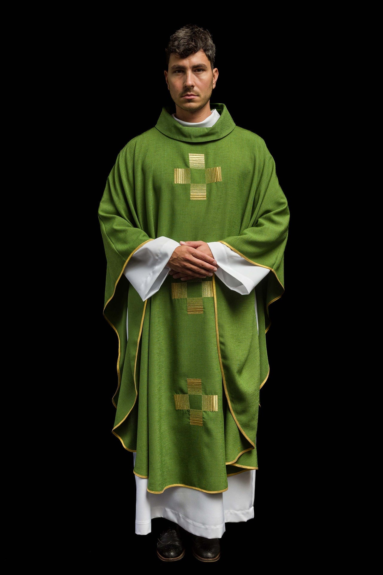 Ornat Zielony z Haftowanymi Krzyżami - Szaty Liturgiczne - SZATYLITURGICZNE.PL
