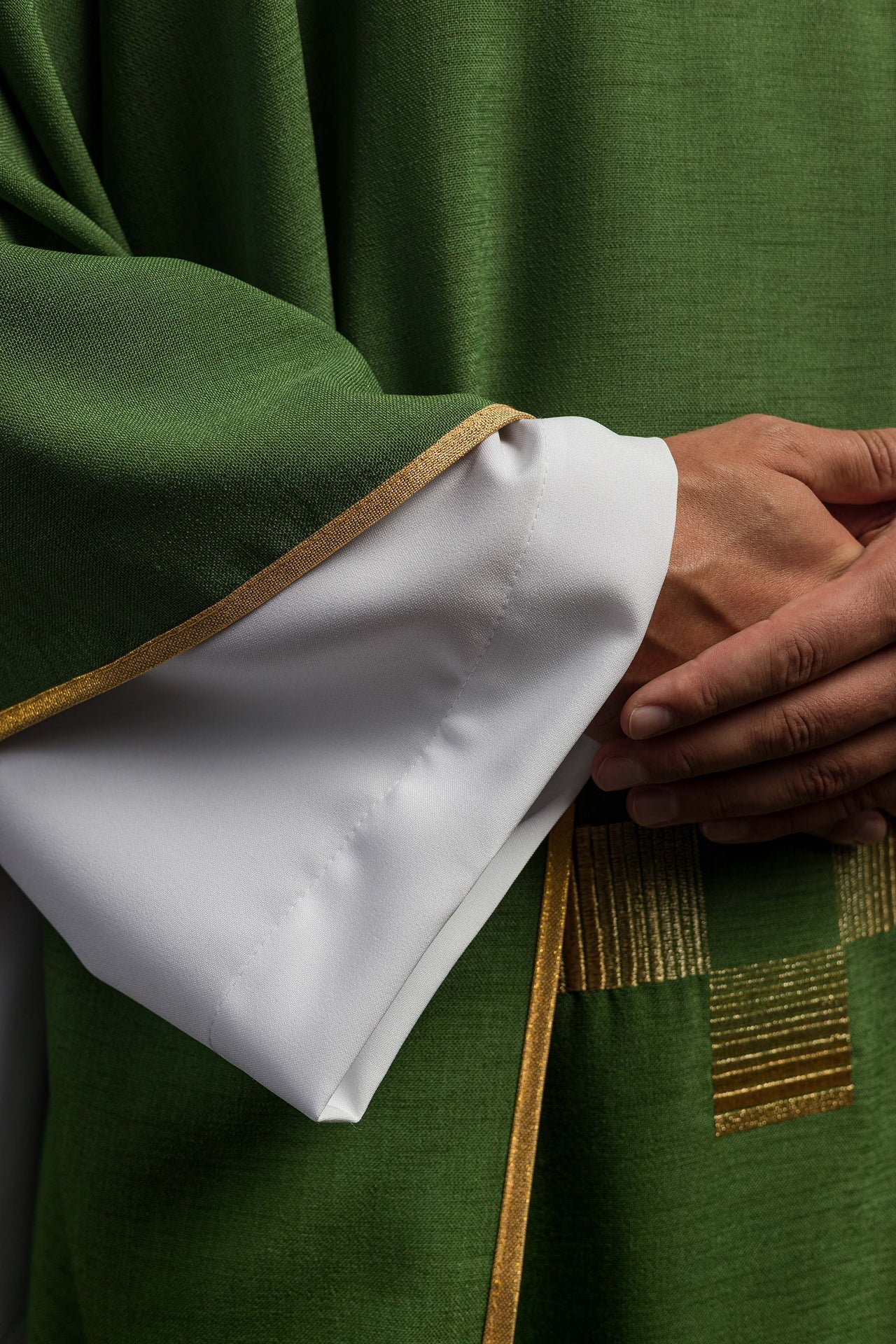 Ornat Zielony z Haftowanymi Krzyżami - Szaty Liturgiczne - SZATYLITURGICZNE.PL