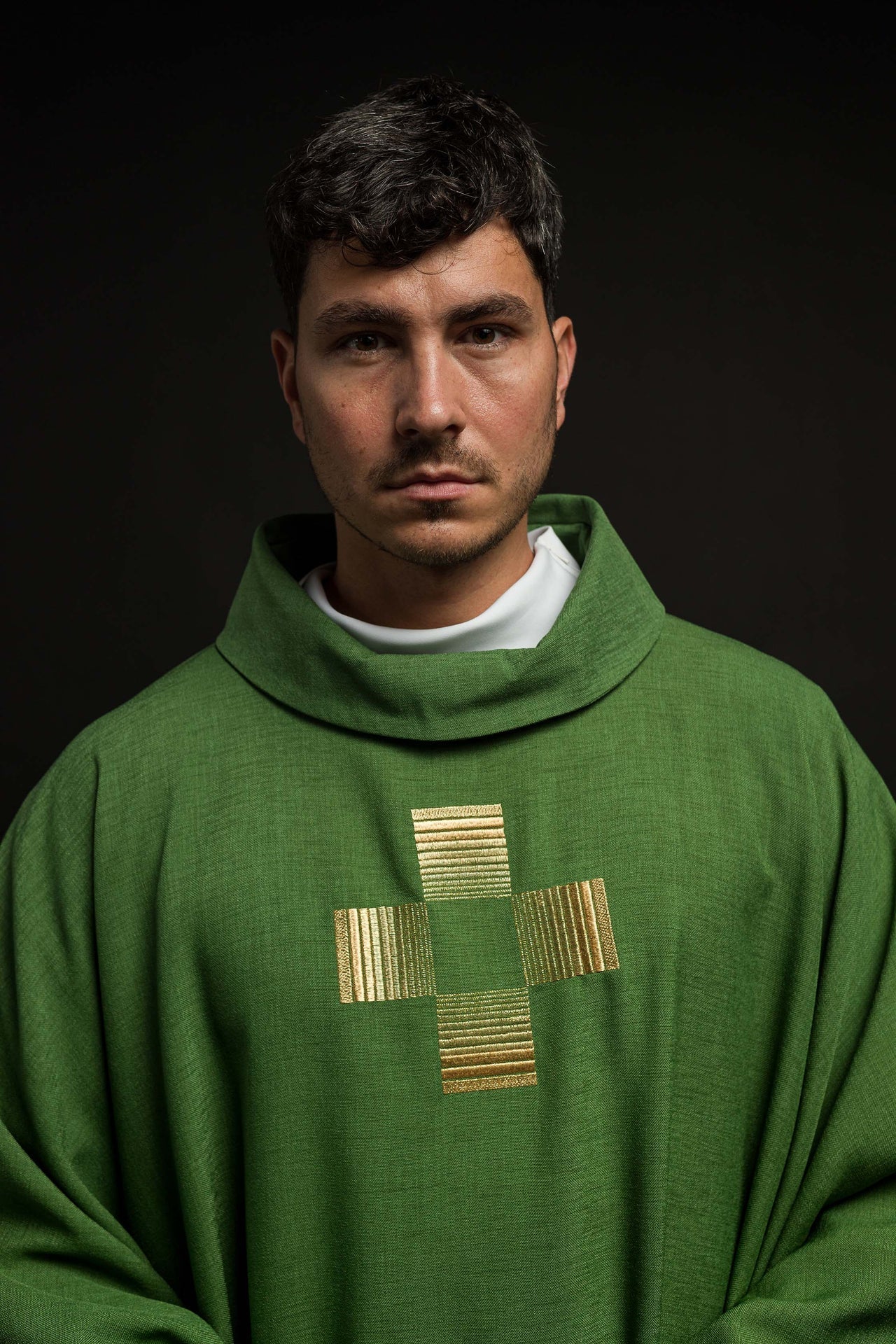 Ornat Zielony z Haftowanymi Krzyżami - Szaty Liturgiczne - SZATYLITURGICZNE.PL