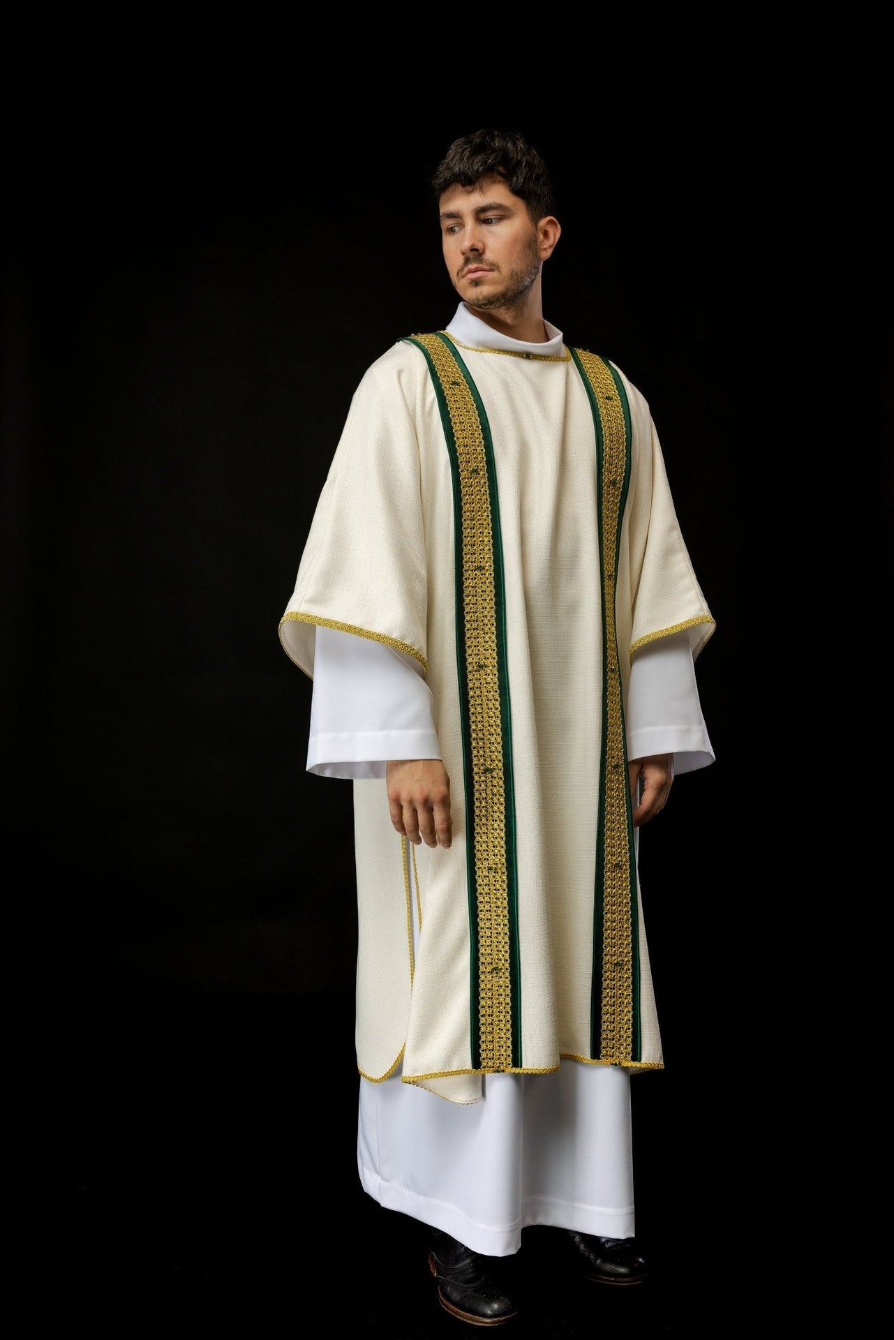 Ręcznie Robiona Dalmatyka z Kamieniami Naturalnymi - Kolekcja Handmade 1001 - SZATYLITURGICZNE.PL