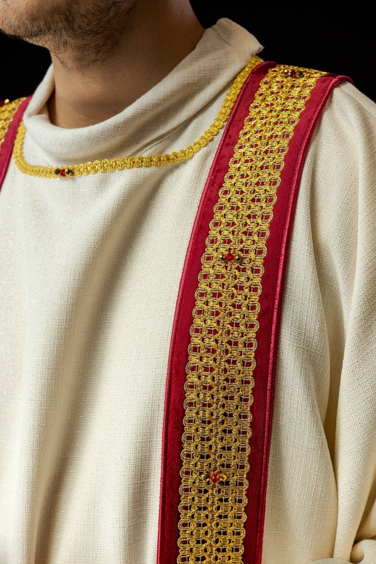 Ręcznie Robiona Dalmatyka z Kamieniami Naturalnymi - Kolekcja Handmade 1001 - SZATYLITURGICZNE.PL